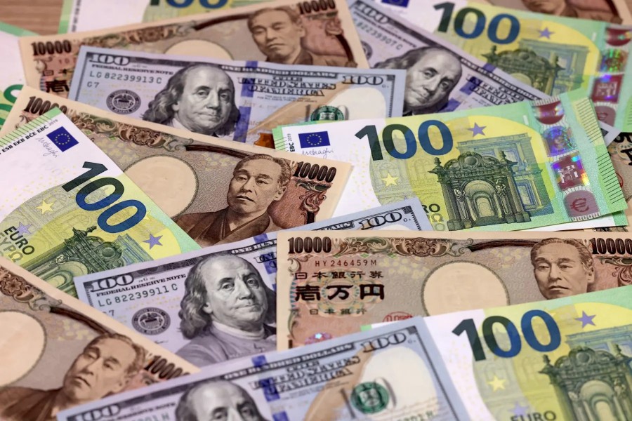 اليورو قرب ذروة أسبوعين وسط انحسار المخاوف السياسية